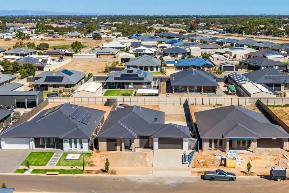 Energy regulator flags switch to “tariff caps,” as market digests meaning of “free solar”