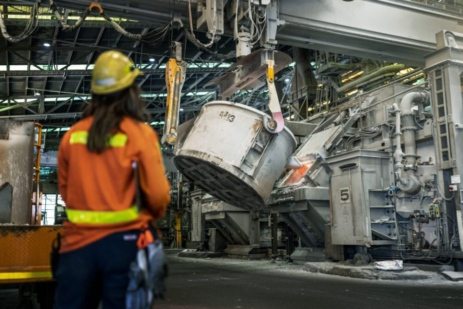 Work starts on giant Tomago battery as Bowen confirms CEFC and Snowy Hydro in talks to save troubled smelter