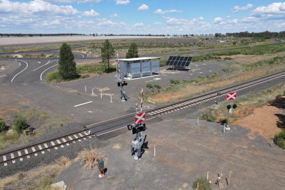 Stand-alone solar and battery-powered level crossings deliver an Australian first for regional rail