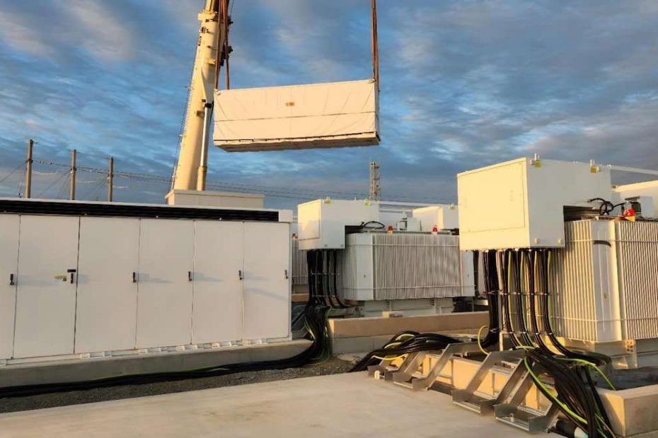 Record battery output, big winds push monthly gas generation to lowest level in more than two decades