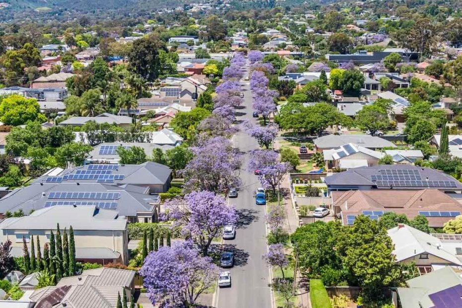 Households lead march to least-cost electricity, as AEMO issues “call to arms” on renewable transition